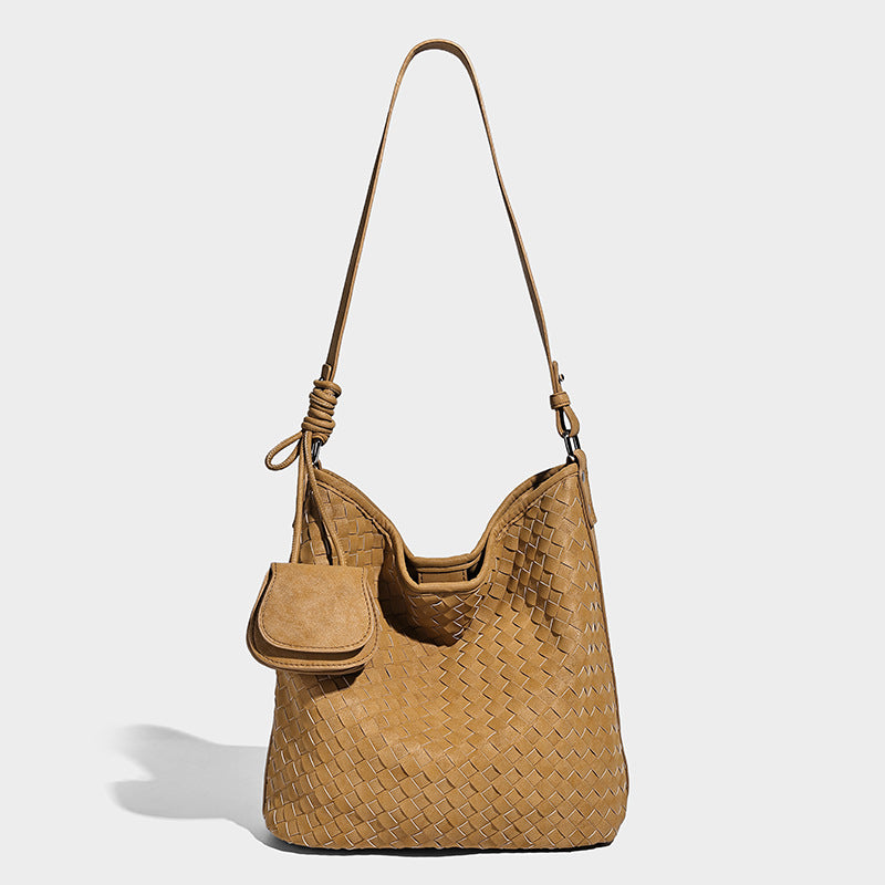 Weich fallende gewebte Hobo-Schultertasche mit Korbgeflecht-Textur, angesetztem Mini-Etui auf der Vorderseite und verstellbarem geknotetem Schulterriemen, Detailansicht