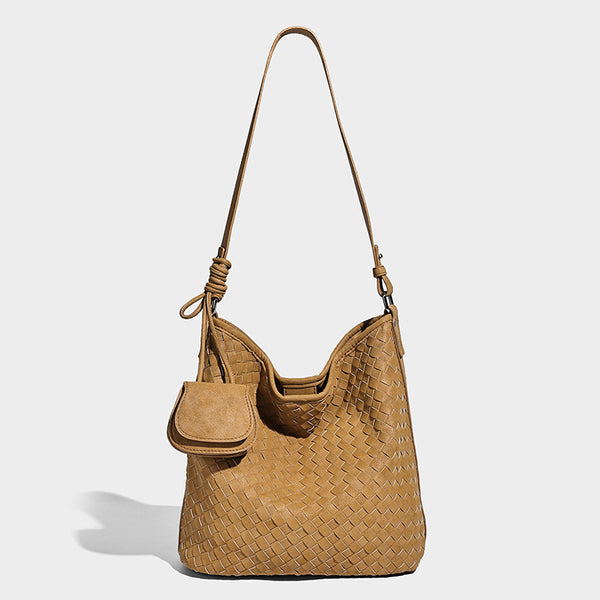 Weich fallende gewebte Hobo-Schultertasche mit Korbgeflecht-Textur, angesetztem Mini-Etui auf der Vorderseite und verstellbarem geknotetem Schulterriemen, Detailansicht