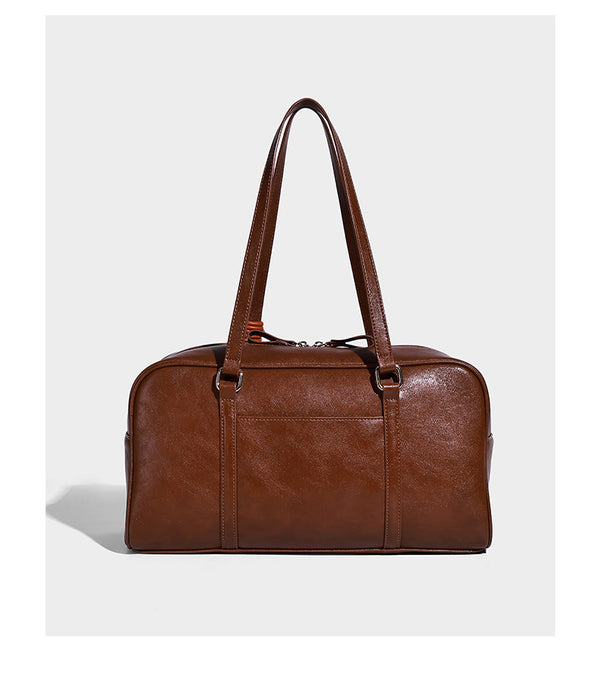 Strukturierte, glänzende Boston-Schultertasche in Lederoptik mit zwei langen Trägern, Reißverschluss oben, goldfarbenen Beschlägen und zwei