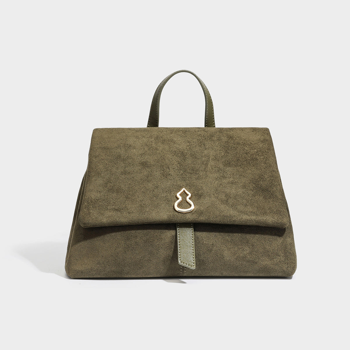 Strukturierte Klappentasche mit matter Velourslederoptik, goldfarbenen Emblembeschlägen, kurzem Tragegriff und verstellbarem Crossbody-