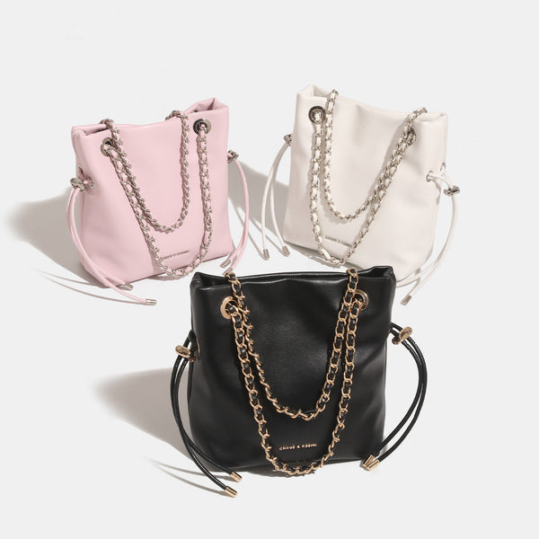 Glatte Bucket-Bag in Lederoptik mit Kettenhenkeln und seitlichen Kordelzügen, Detailansicht 2