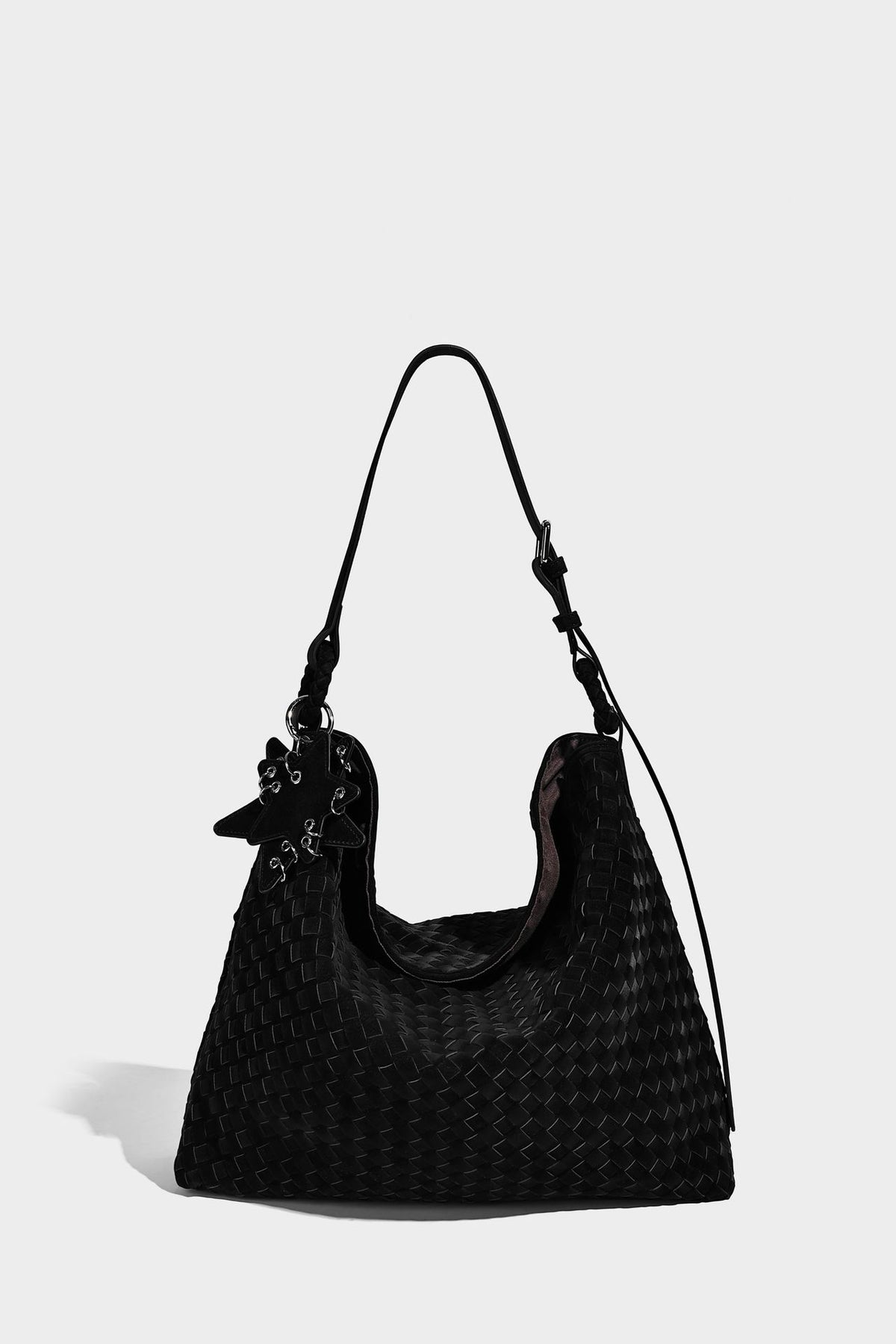 Weich fallende Hobo-Schultertasche mit gewebter Struktur, Beschlägen mit Sternanhänger und verstellbarem Riemen, Detailansicht 27