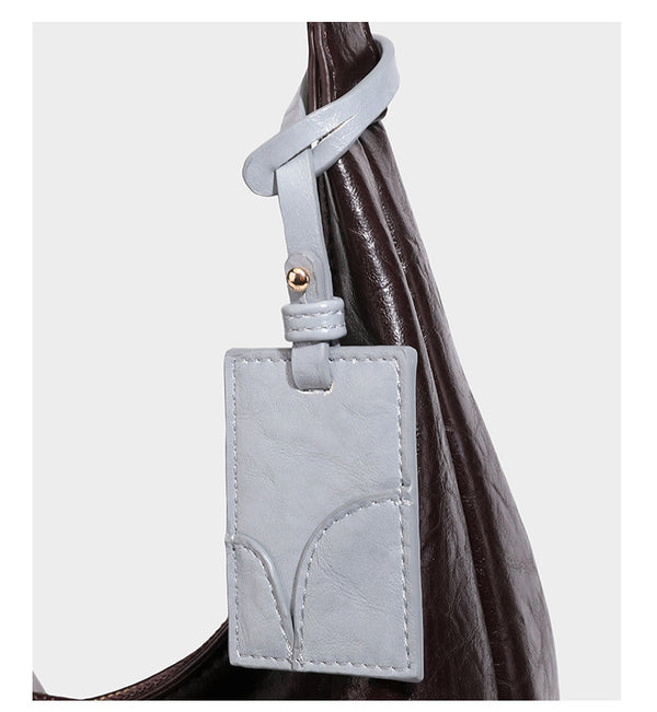 Große dunkelbraune, glänzende, geknautschte Hobo-Schultertasche mit Reißverschluss, goldfarbenen Beschlägen, verstellbarem Riemen und hellblauem