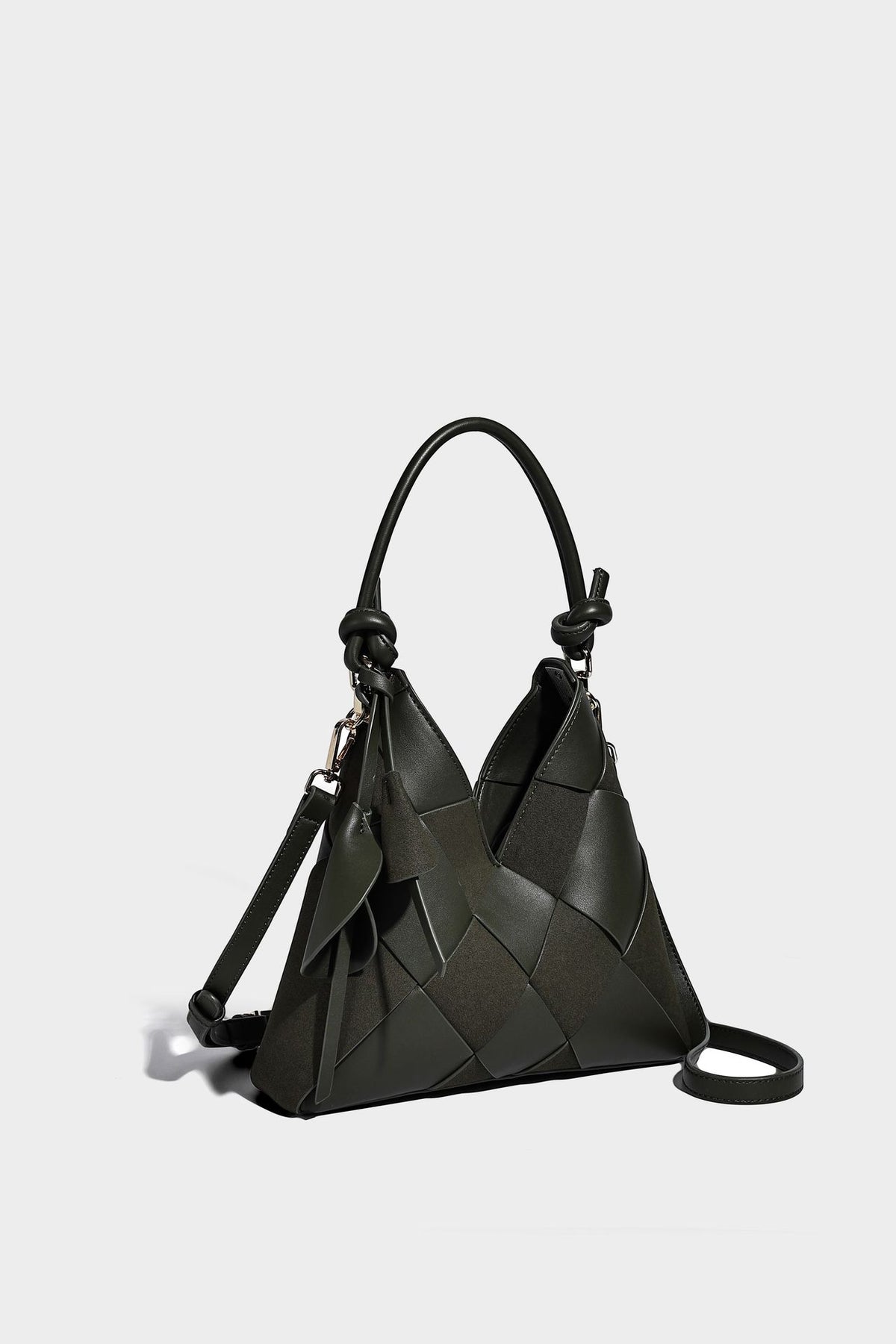 Wandelbare Tote-Bag in gewebter Lederoptik mit geknoteten Tragegriffen, abnehmbarem Schulterriemen und goldfarbenen Beschlägen, Detailansicht