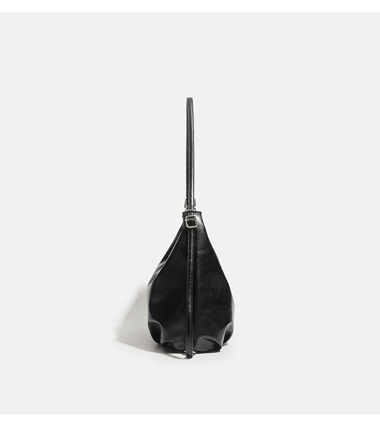 Weich fallende, glänzende Hobo-Schultertasche in Lederoptik mit vorderer Klappentasche und Druckknopf sowie silberfarbenen Beschlägen, Detailansicht 8