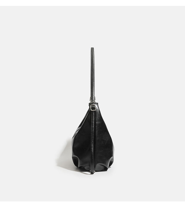 Weich fallende, glänzende Hobo-Schultertasche in Lederoptik mit vorderer Klappentasche und Druckknopf sowie silberfarbenen Beschlägen, Detailansicht 8
