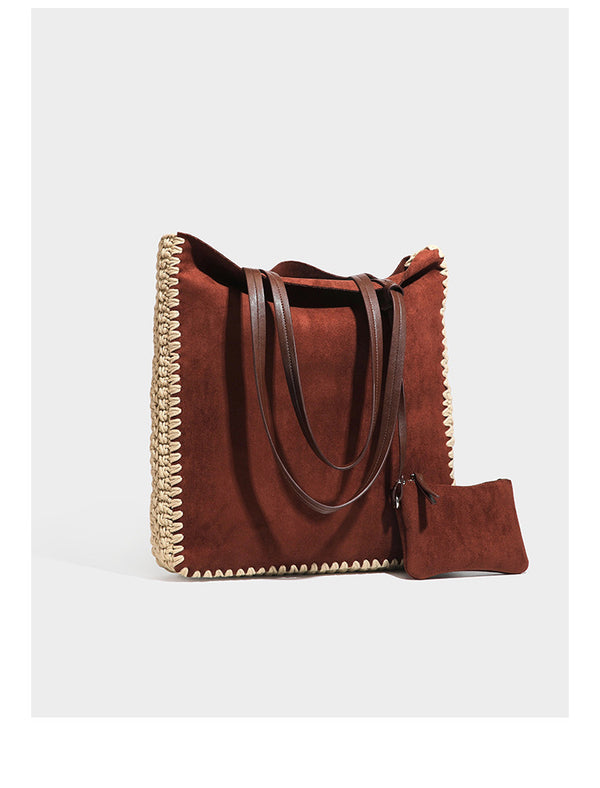 Große matte Tote-Bag in Veloursleder-Optik mit cremefarbenem Randbesatz aus gehäkelter Kordel, langen schmalen Schulterriemen und kleinem abnehmbarem, passendem