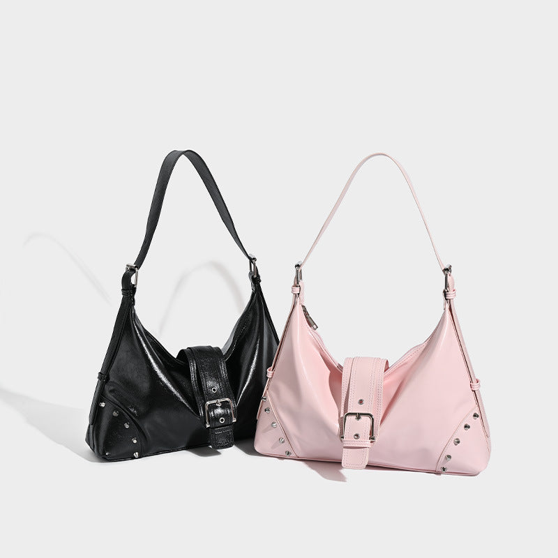 Glänzende Hobo-Schultertasche in Lederoptik mit silberfarbenen Pyramidennieten und dekorativem Riemen mit Schnalle in der Mitte, Detailansicht 2