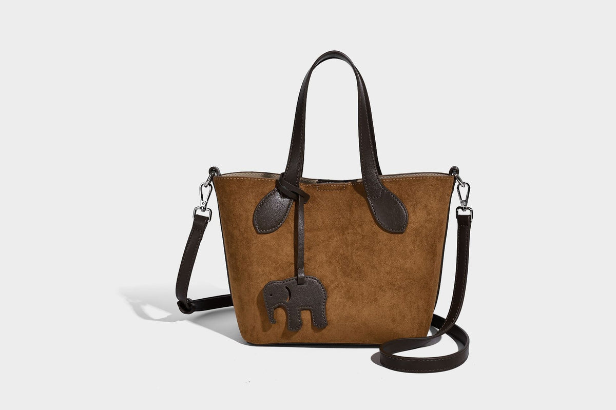 Kleine, strukturierte Tote-Handtasche in Wildlederoptik mit Elefantenanhänger, zwei oberen Tragegriffen und abnehmbarem Crossbody-Riemen, Detailansicht