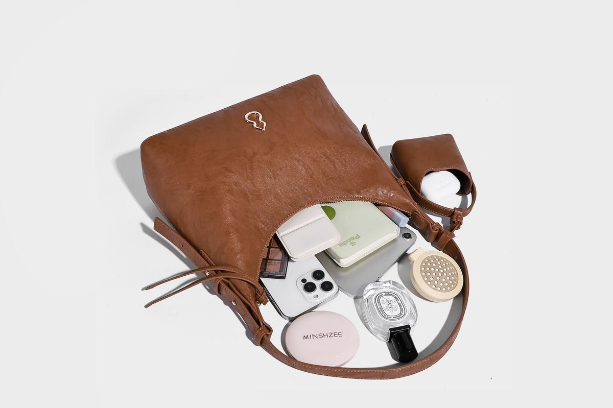 Glänzende Hobo-Schultertasche in Lederoptik mit abnehmbarem Mini-Etui und Logo-Beschlägen in Goldoptik, Detailansicht 28