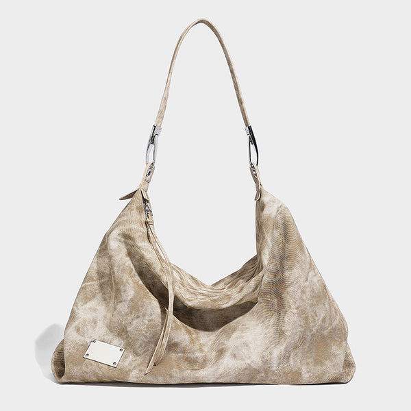 Große, lässig fallende Hobo-Schultertasche mit gewaschener, matter Struktur, Reißverschluss oben, silberfarbenen Beschlägen und langem, detail