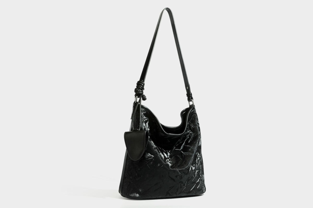 Große Hobo-Schultertasche mit Crinkle-Glanzfinish in Dunkelbraun, schmalem verstellbarem Riemen, geknoteten Beschlägen und seitlich befestigter Klappe