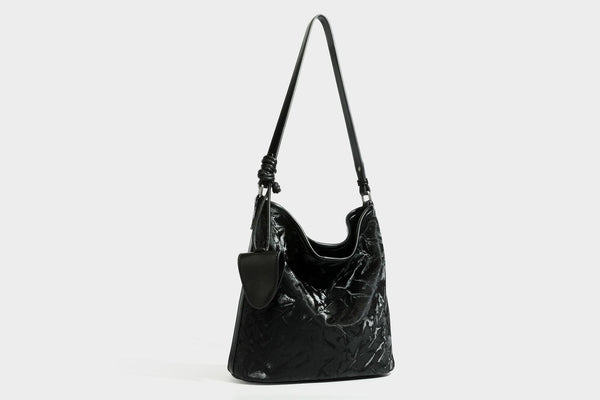 Große Hobo-Schultertasche mit Crinkle-Glanzfinish in Dunkelbraun, schmalem verstellbarem Riemen, geknoteten Beschlägen und seitlich befestigter Klappe