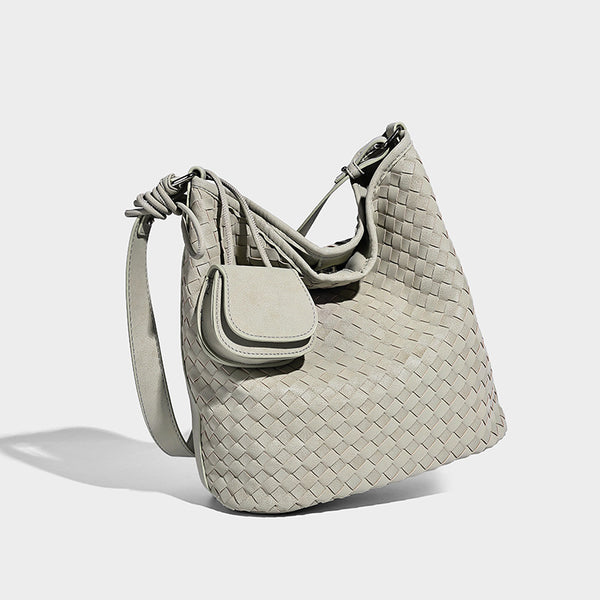 Weich fallende gewebte Hobo-Schultertasche mit Korbgeflecht-Textur, angesetztem Mini-Etui auf der Vorderseite und verstellbarem geknotetem Schulterriemen, Detailansicht