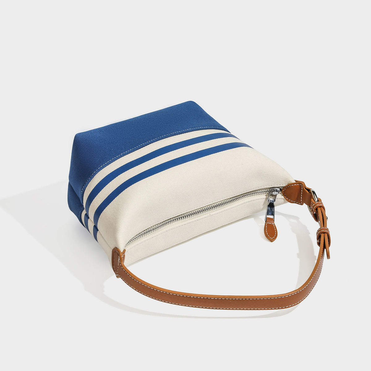 Schultertasche aus cremefarbenem und blau gestreiftem Canvas mit Riemen in hellbrauner Lederoptik und Reißverschluss in Silberoptik, Detailansicht 4
