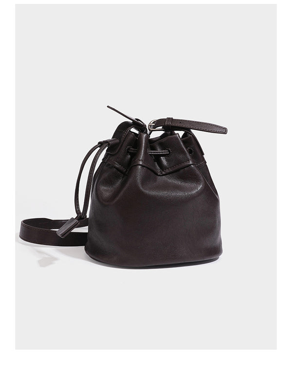 Kleine Beuteltasche in genarbter Lederoptik mit Kordelzug, verstellbarem Crossbody-Riemen und silberfarbenen Beschlägen, Detailansicht 7