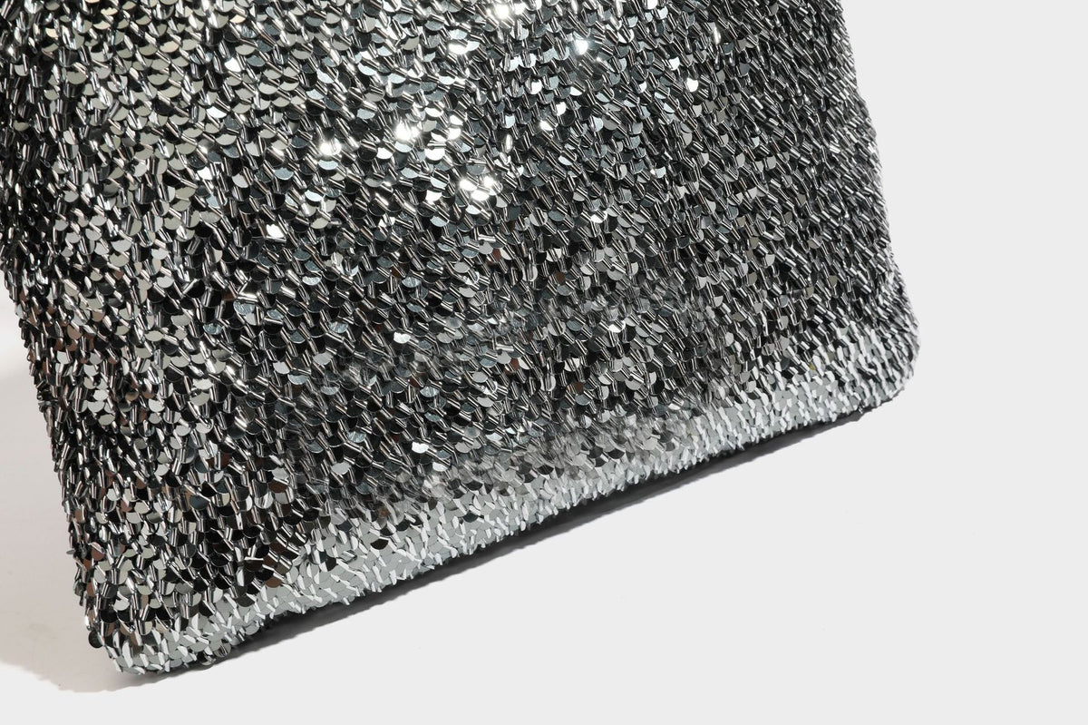 Kleine Pailletten-Schultertasche im Tote-Stil mit langem Metallic-Riemen und trapezförmiger Silhouette, Detailansicht 41