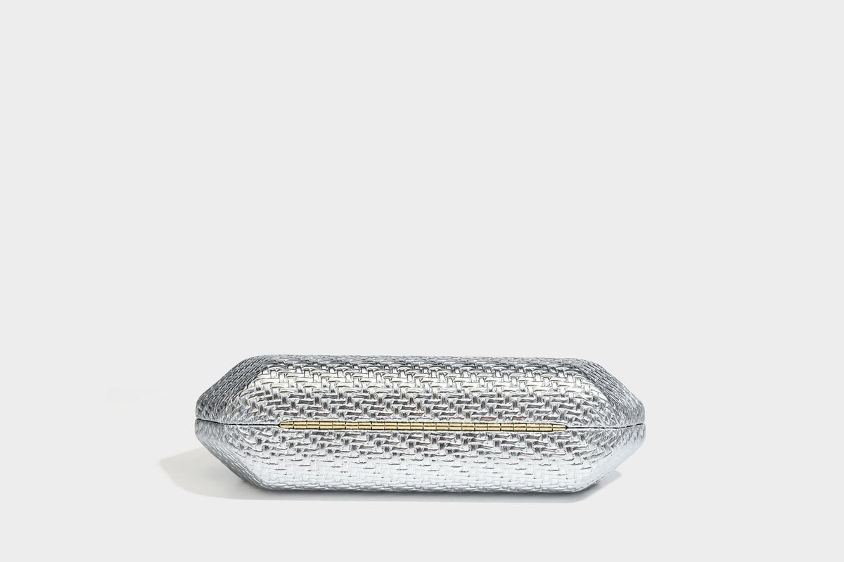 Kleine, strukturierte Clutch aus metallischem Flechtmaterial mit goldfarbenem Bügelverschluss und abnehmbarem Kettenriemen, Detailansicht 32