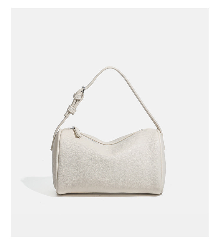 Kompakte Schultertasche in genarbter Lederoptik mit Reißverschluss oben, geknotetem Tragegriff und verstellbarem Crossbody-Riemen, Detailansicht
