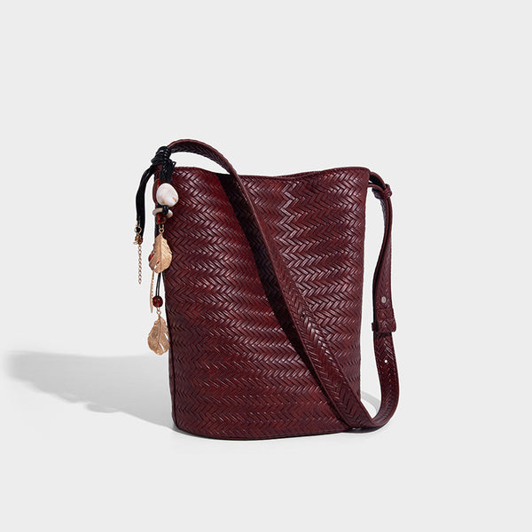 Bucket Bag in Chevron-Weboptik mit Lederoptik, verstellbarem Schulterriemen und goldenem Anhänger, Detailansicht 16
