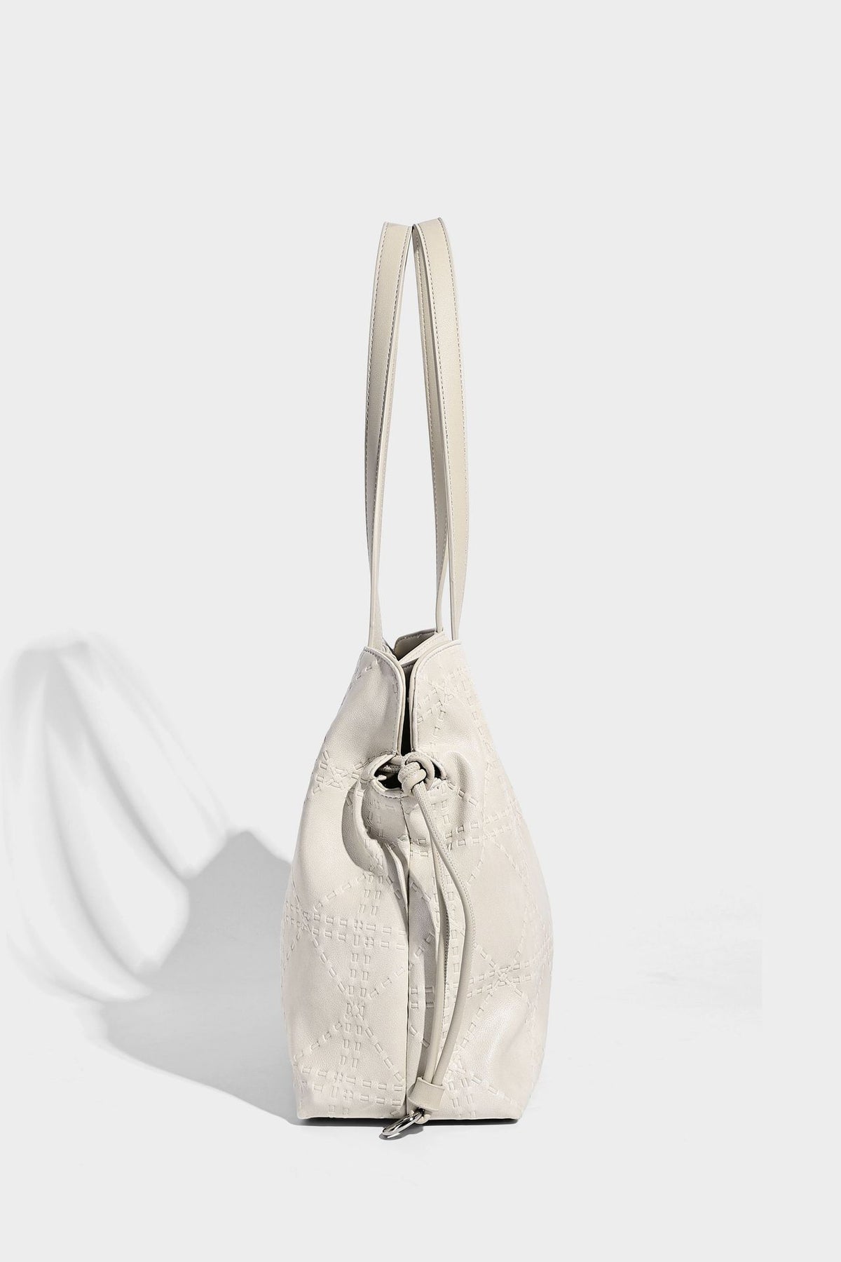 Große Schultertasche in Cremeweiß in Lederoptik mit geprägter Oberfläche, zwei langen Trägern, seitlicher Kordelraffung und abnehmbarem