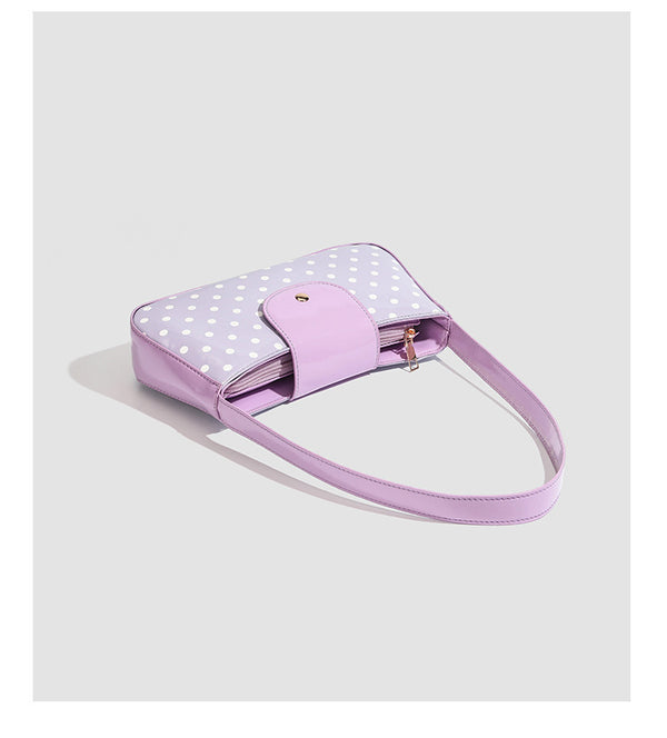 Strukturierte Baguette-Schultertasche mit Tupfenmuster, glänzender Lacklederoptik, Klappe mit Druckknopfverschluss und goldfarbenen Beschlägen, Detailansicht