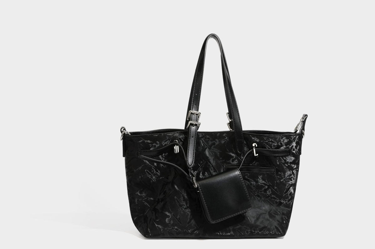 Glänzende, geknautschte Metallic-Tote-Bag mit zwei Tragegriffen oben, abnehmbarem Schulterriemen und abnehmbarer Mini-Reißverschlusstasche in Braun