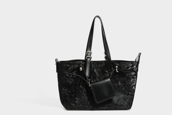 Glänzende, geknautschte Metallic-Tote-Bag mit zwei Tragegriffen oben, abnehmbarem Schulterriemen und abnehmbarer Mini-Reißverschlusstasche in Braun