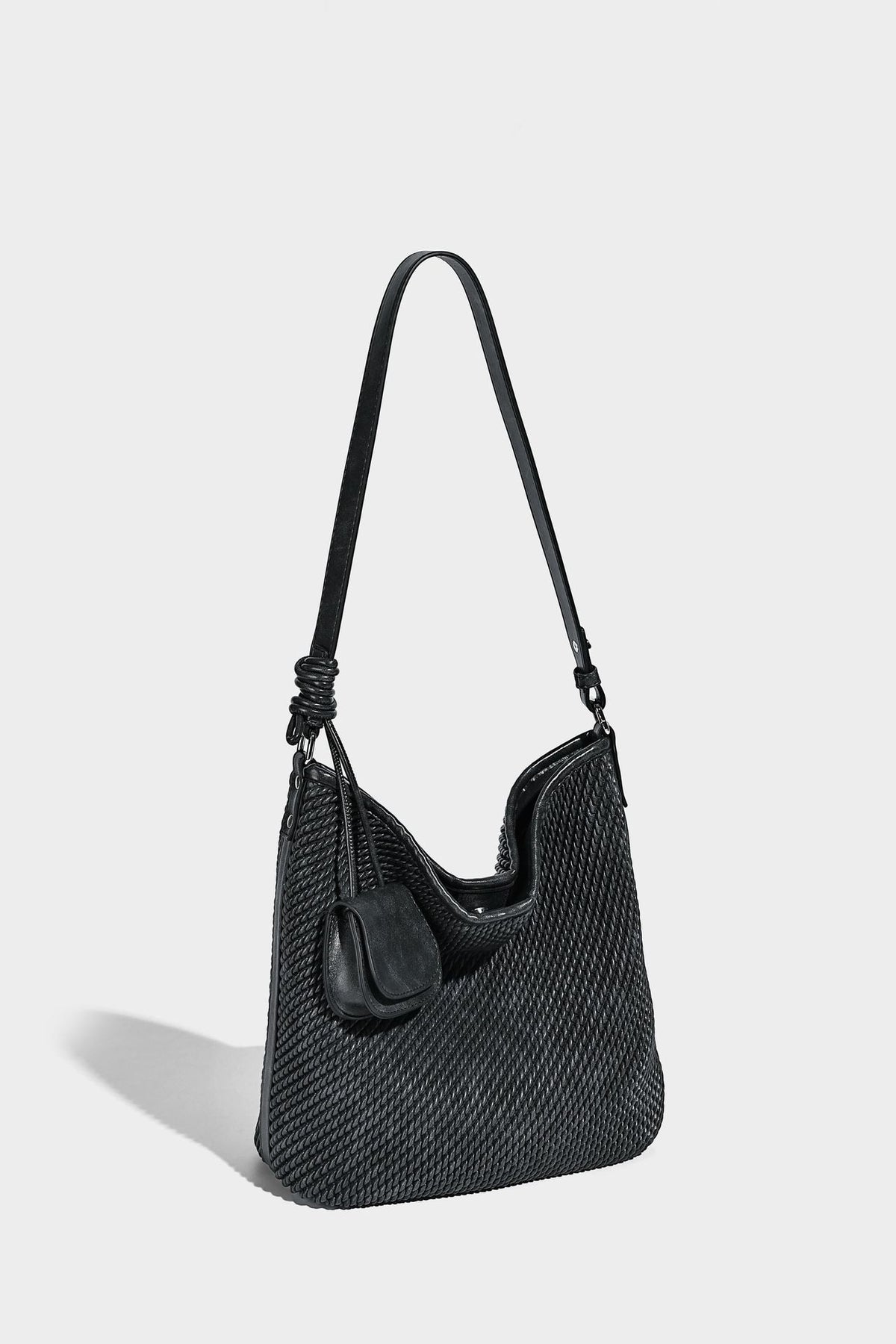 Große, weich fallende Hobo-Schultertasche mit Webstruktur in Braun, mit Mini-Tasche mit Überschlag und schmalem Knotenträger, Detailansicht 22