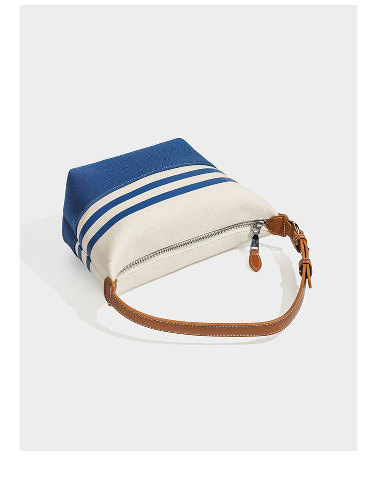 Creme-blau gestreifte Canvas-Schultertasche mit hellbraunem Riemen in Lederoptik und Reißverschluss in Silberoptik, Detailansicht 7