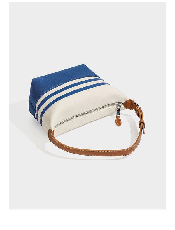 Creme-blau gestreifte Canvas-Schultertasche mit hellbraunem Riemen in Lederoptik und Reißverschluss in Silberoptik, Detailansicht 7