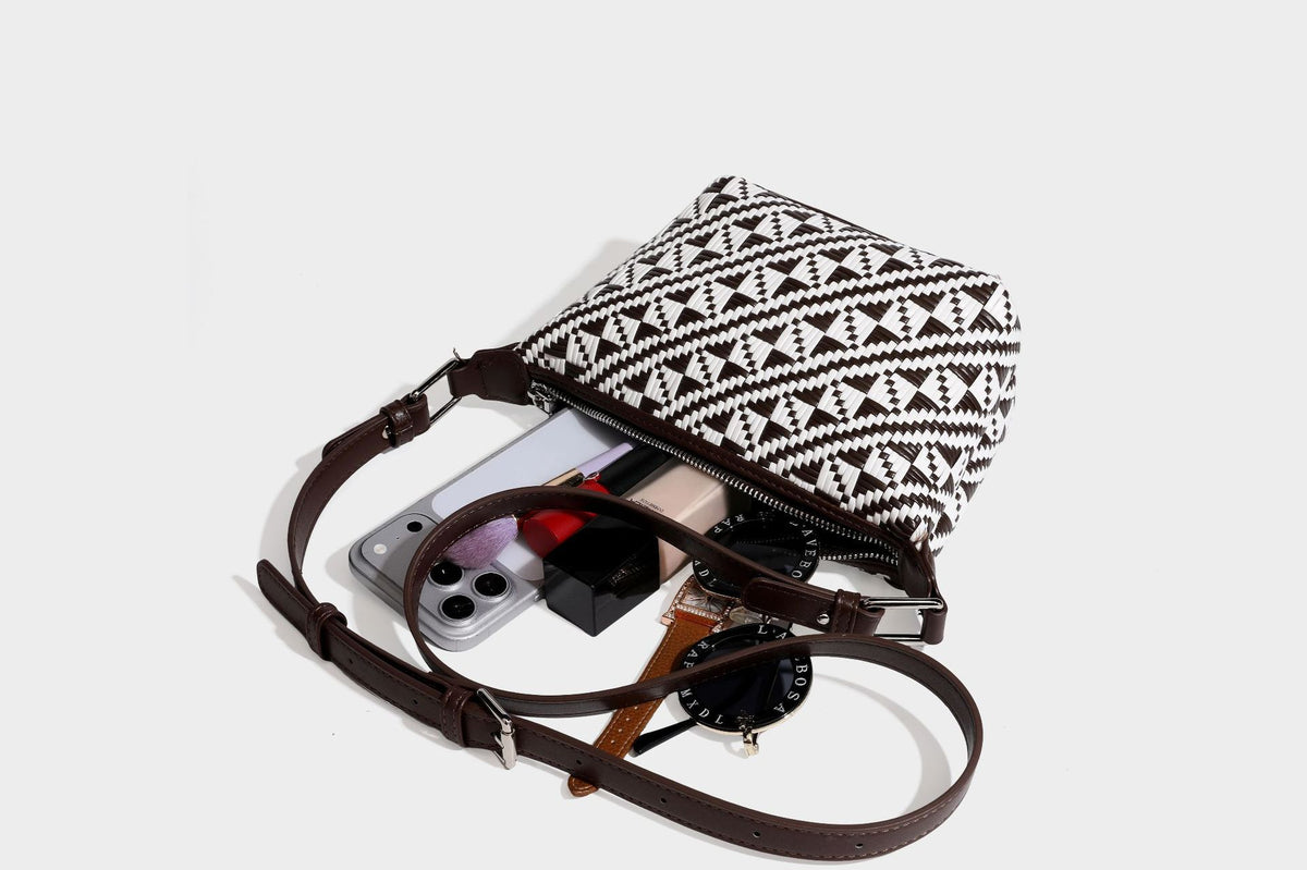 Kleine schwarz-weiße Schultertasche mit gewebtem geometrischem Muster, glatter dunkelbrauner Besatz aus Lederoptik, geknotetem verstellbarem Riemen und seitlichem