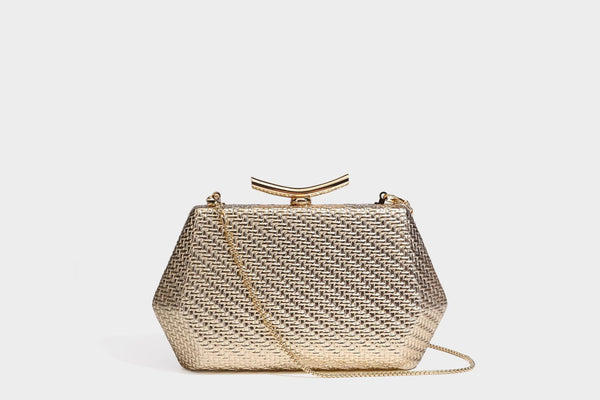 Kleine, strukturierte Clutch aus metallischem Flechtmaterial mit goldfarbenem Bügelverschluss und abnehmbarem Kettenriemen, Detailansicht 27