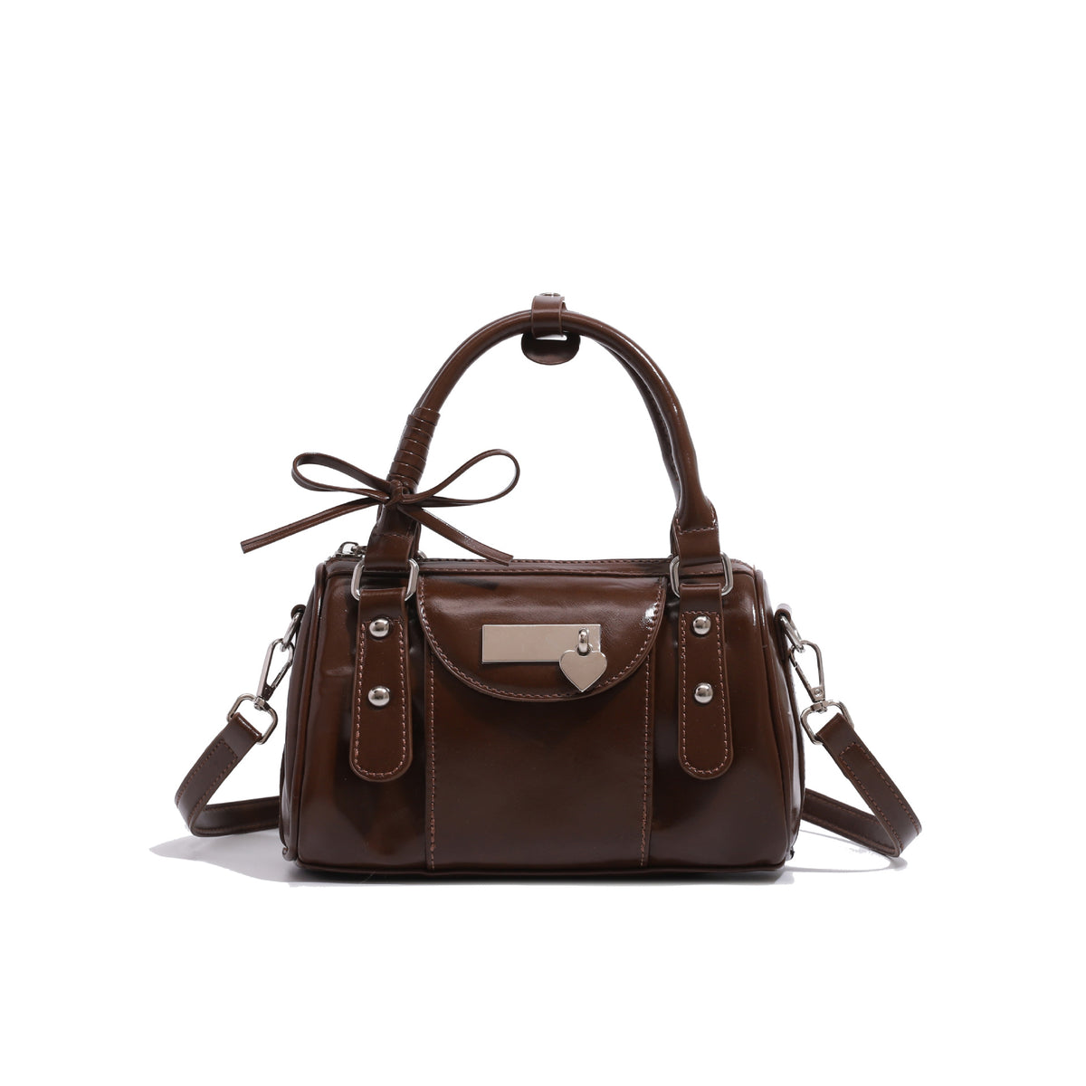 Kleine strukturierte Henkeltasche mit glänzender Oberfläche, zwei Tragegriffen, aufgesetzter Fronttasche, herzförmigem Verschlussanhänger und silberfarbenem