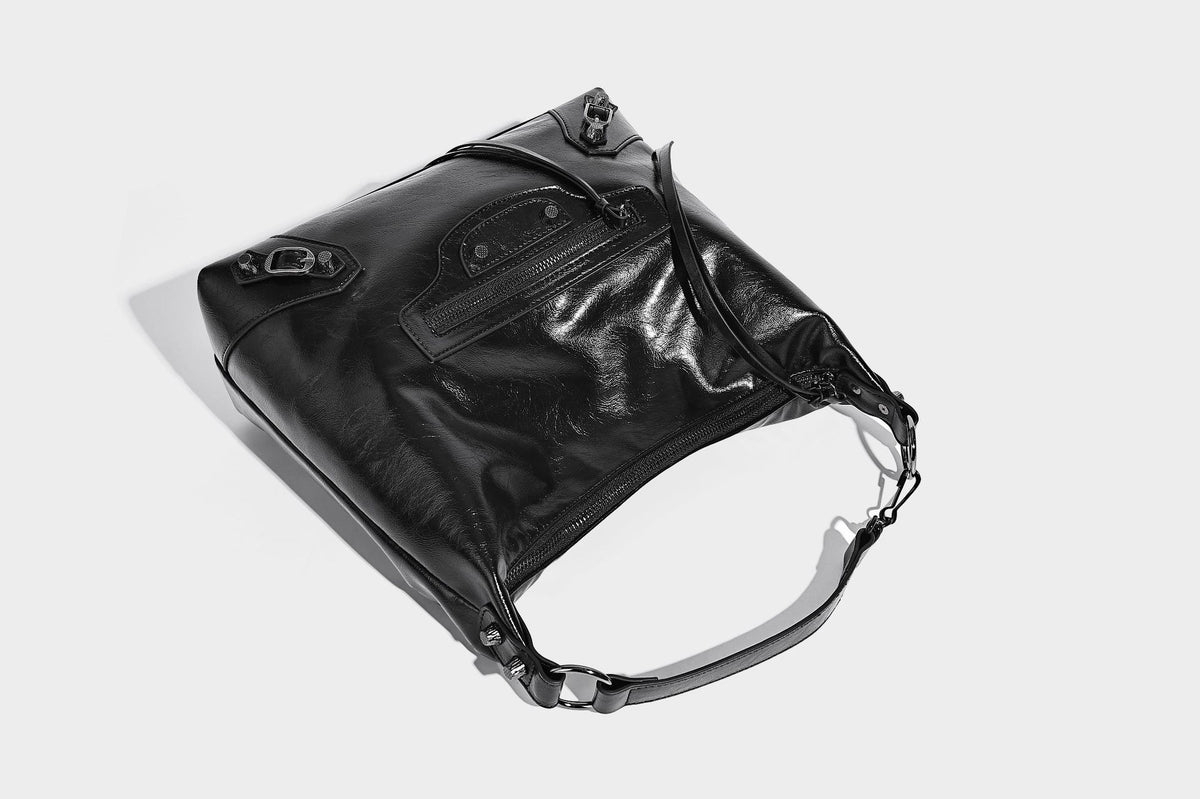 Große, glänzende Hobo-Schultertasche mit geknautschtem Effekt, dunkelfarbenen Nieten, Reißverschluss, vorderem Reißverschlussfach und verstellbarem Crossbody-Riemen
