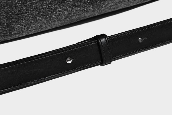 Übergroße, lässig-schlappe Hobo-Schultertasche in Denim-Optik mit breitem verstellbarem Schulterriemen und Reißverschluss oben, Detailansicht 28