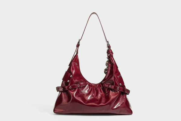 Glänzende dunkelbraune, lässig geschnittene Hobo-Schultertasche mit Riemendetail mit silberfarbenen Ösen, Reißverschlussfach auf der Vorderseite und Herz mit Leopardenmuster