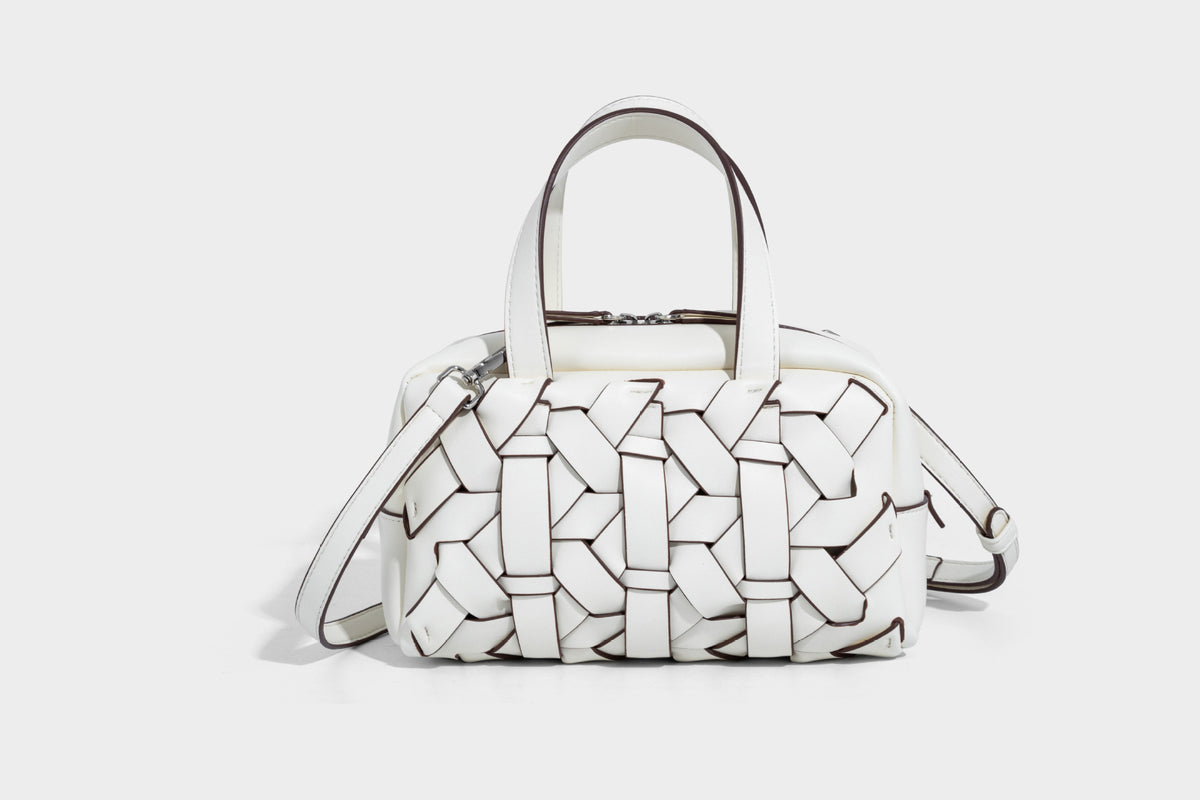 Kleine, strukturierte wandelbare Henkeltasche mit gewebten Einsätzen, kontrastierender Paspelierung, silberfarbenem Reißverschluss und abnehmbarem, Detail