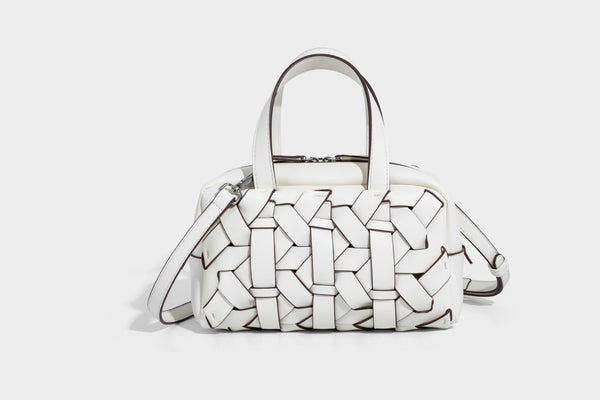 Kleine, strukturierte wandelbare Henkeltasche mit gewebten Einsätzen, kontrastierender Paspelierung, silberfarbenem Reißverschluss und abnehmbarem, Detail