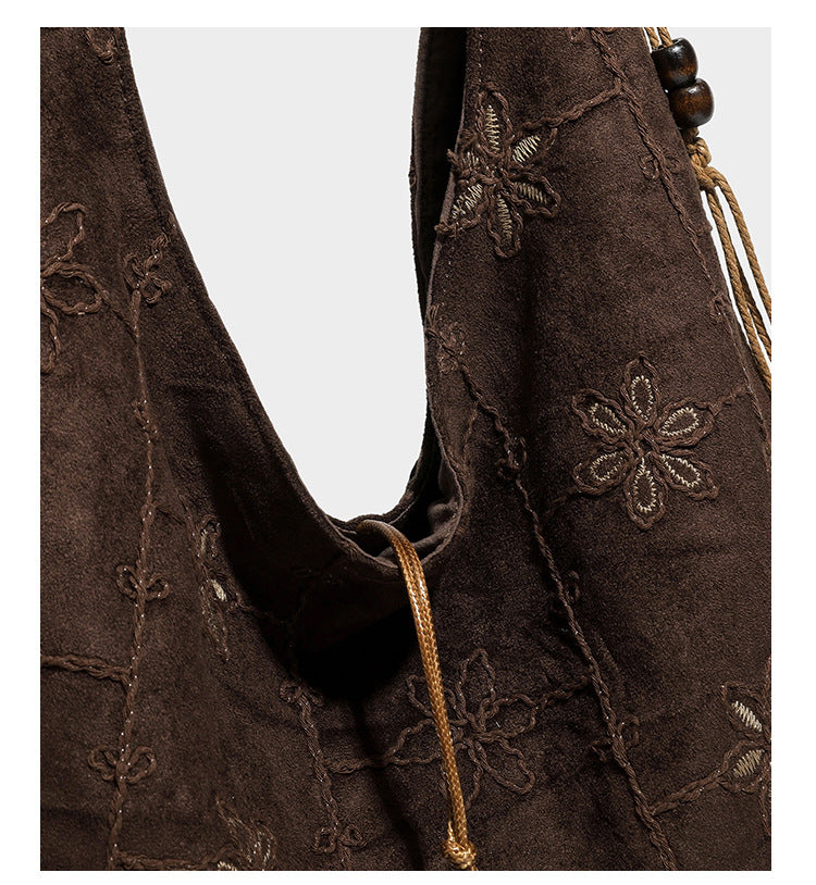 Dunkelbraune bestickte Hobo-Tote-Bag mit Schulterriemen in Lederoptik und Perlen, geknoteten Quastenbändern und ovalen Ringbeschlägen