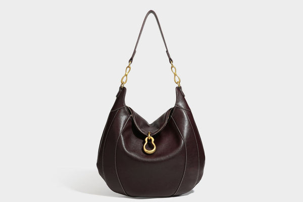 Lässige halbmondförmige Hobo-Schultertasche in Dunkelbraun mit goldfarbenem Ring und Kettenglied-Beschlägen sowie Reißverschluss oben, Detailansicht
