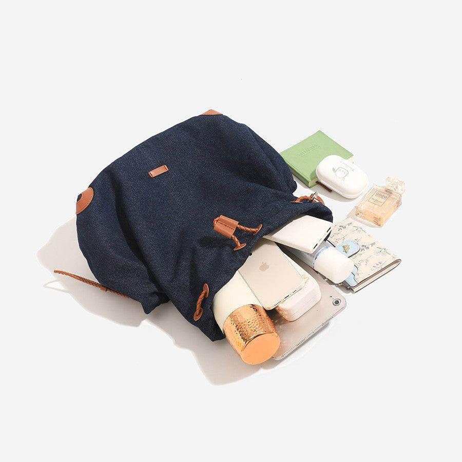 Weicher Rucksack in Beutelform mit Kordelzug und geflochtenem Kordelverschluss, Besätzen in hellbrauner Lederoptik und Eckenschutz, Detailansicht 4