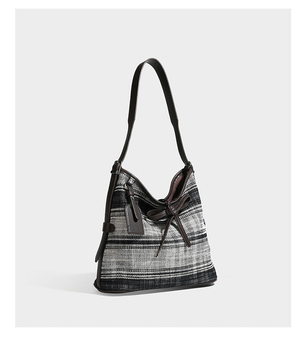 Schwarz-weiße karierte Hobo-Schultertasche mit dunkelbraunen Besätzen in Lederoptik, Kordelzugverschluss und langem, verstellbarem