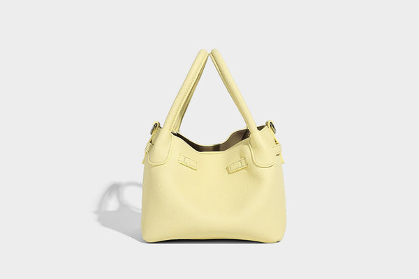 Kleine strukturierte Henkeltasche mit genarbter Oberfläche, silberfarbenem Drehverschluss, zwei Henkeln, abnehmbarem Schulterriemen und