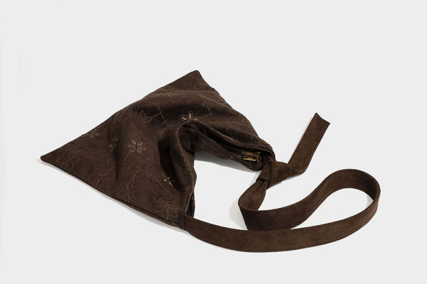Lässige Hobo-Schultertasche in dunkelbrauner Velourslederoptik mit Ton-in-Ton-Blumenstickerei und langem, geknotetem Einzelriemen, Detailansicht