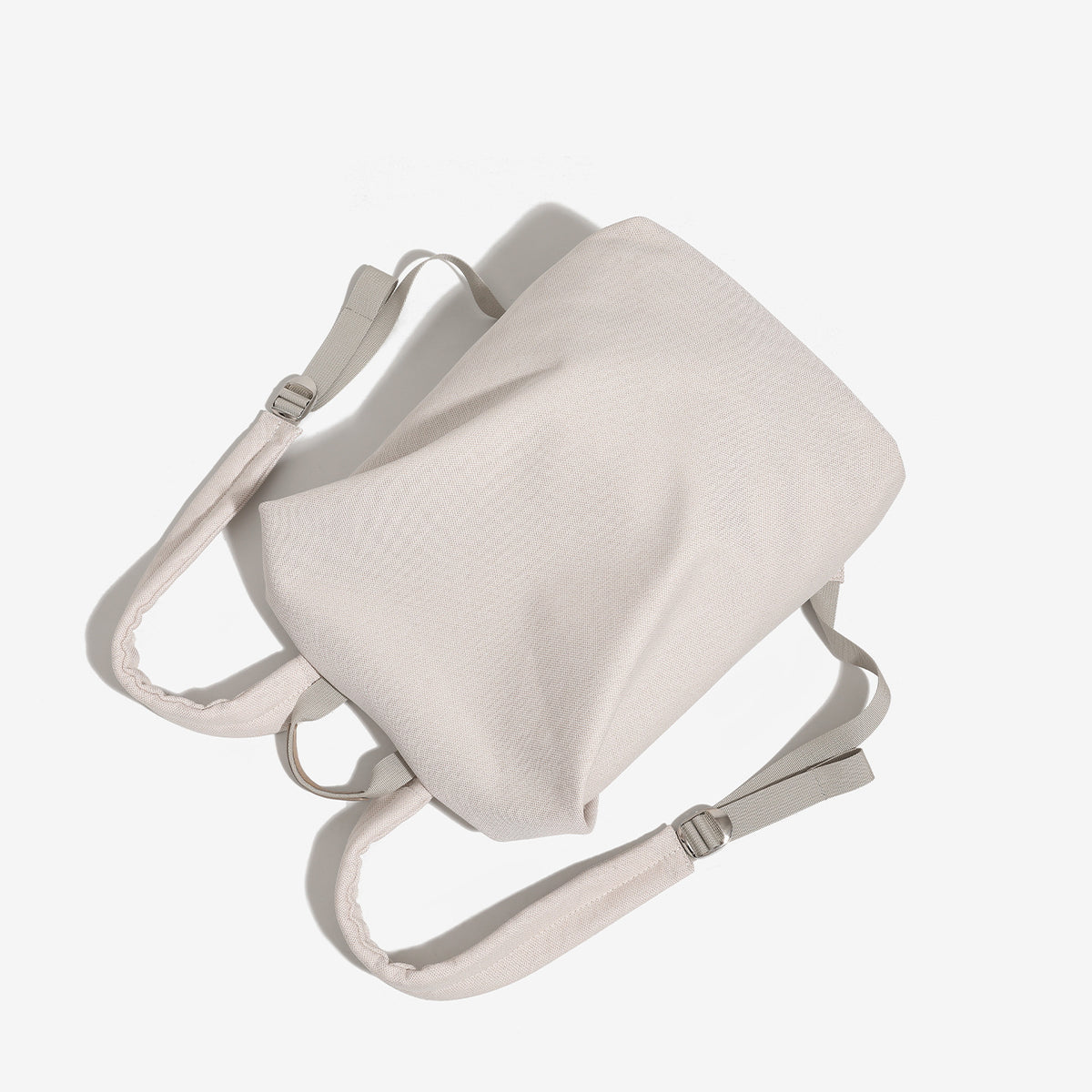 Minimalistischer matter Rucksack aus gewebtem Material mit kurzem Tragegriff und verstellbaren Schulterriemen, Detailansicht 4