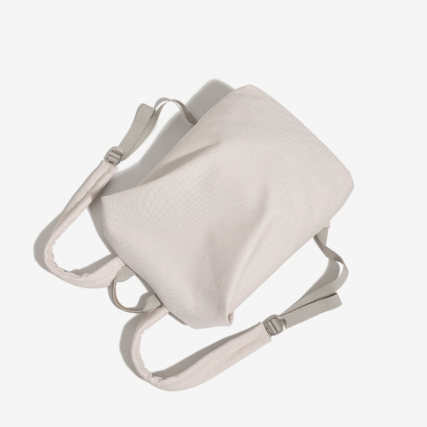 Minimalistischer matter Rucksack aus gewebtem Material mit kurzem Tragegriff und verstellbaren Schulterriemen, Detailansicht 4