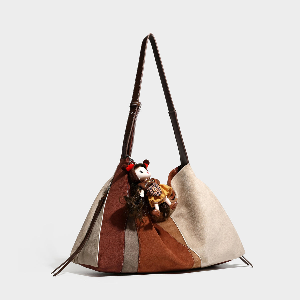 Bequeme Patchwork-Tote in Braun, Rostbraun, Beige und beigefarbenen Velourslederimitat-Einsätzen mit Besatz in Lederoptik und verstellbarem Schulterriemen