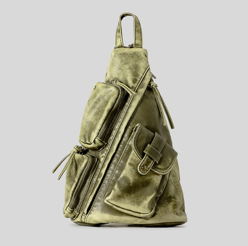 Dreieckiger Sling-Rucksack aus olivgrünem PU im Used-Look mit mehreren Reißverschlussfächern, Druckknopfklappe, goldfarbenen Details und