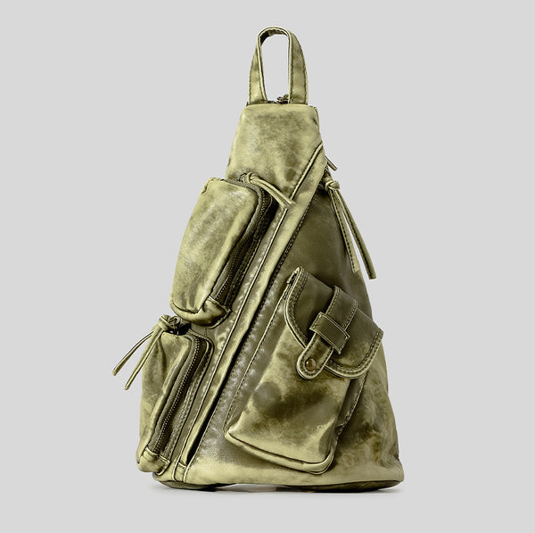 Dreieckiger Sling-Rucksack aus olivgrünem PU im Used-Look mit mehreren Reißverschlussfächern, Druckknopfklappe, goldfarbenen Details und